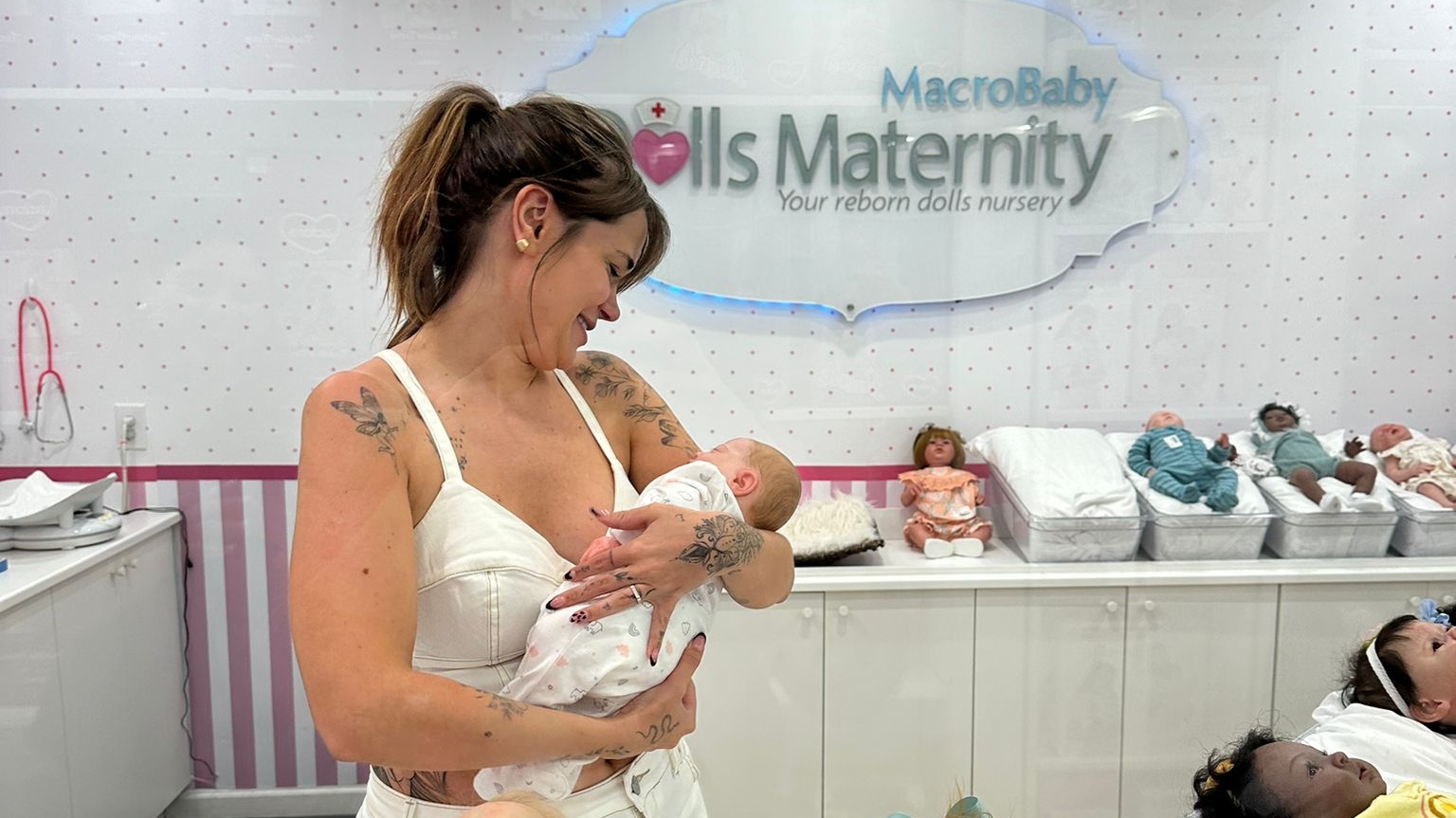 Marcela McGowan e Luiza visitam loja de enxoval para bebês nos EUA